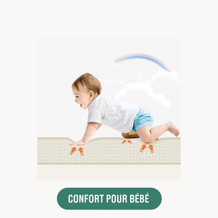 Bebe confortablement installe sur son tapis d'eveil Montessori