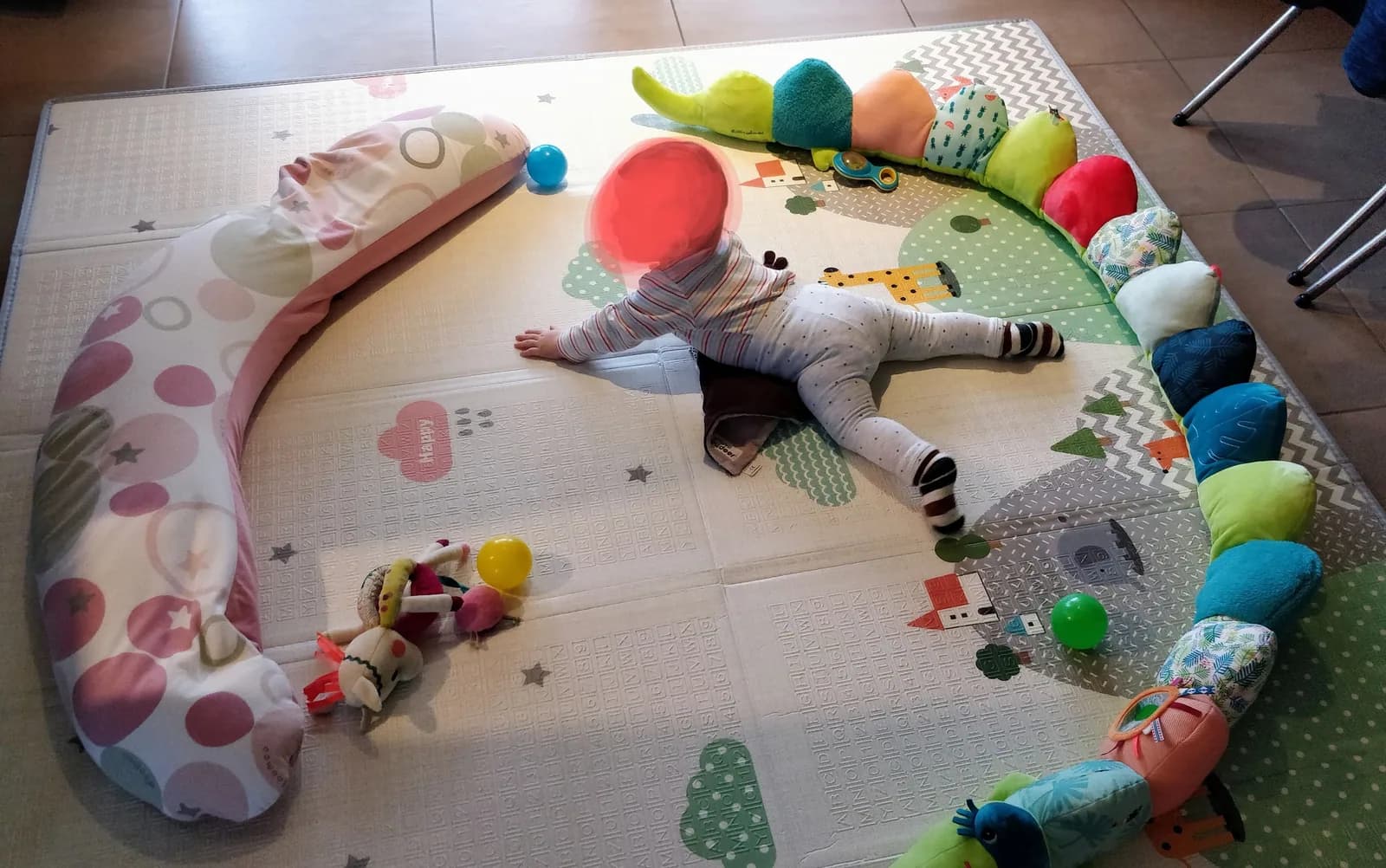 Tapis d'eveil pose sur du carrelage