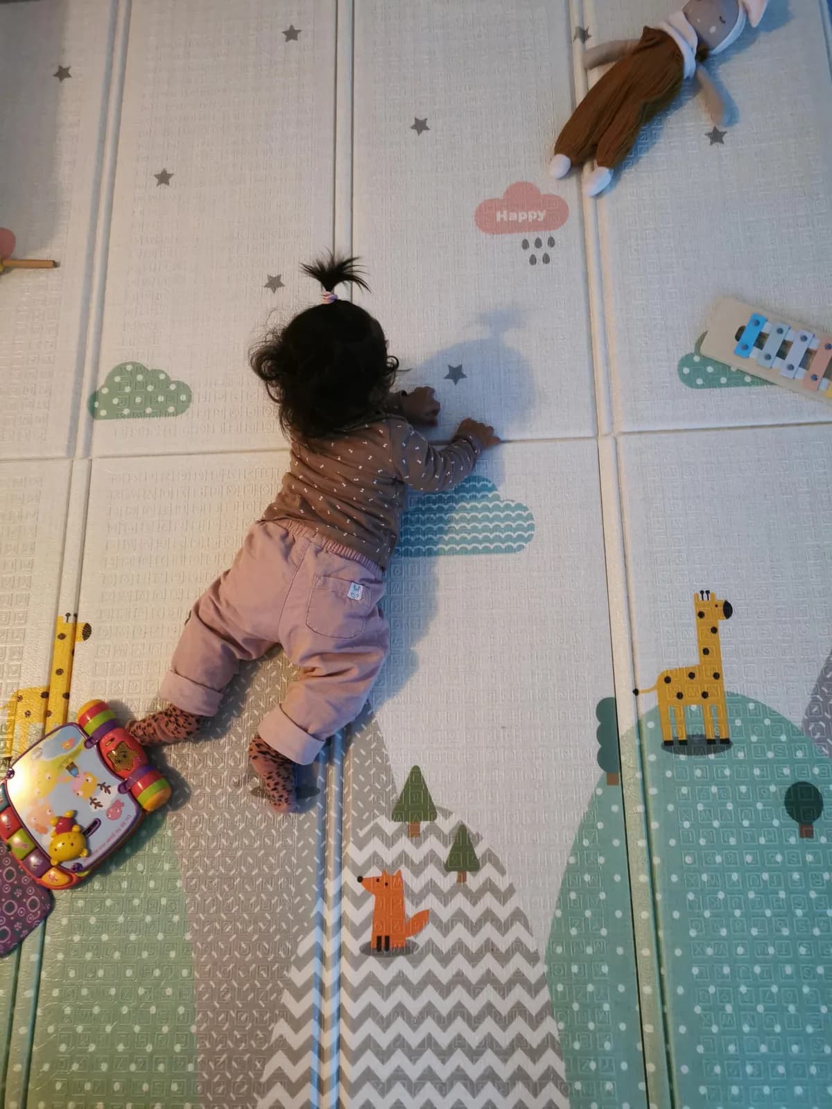 Bebe utilisant son tapis d'eveil Montessori