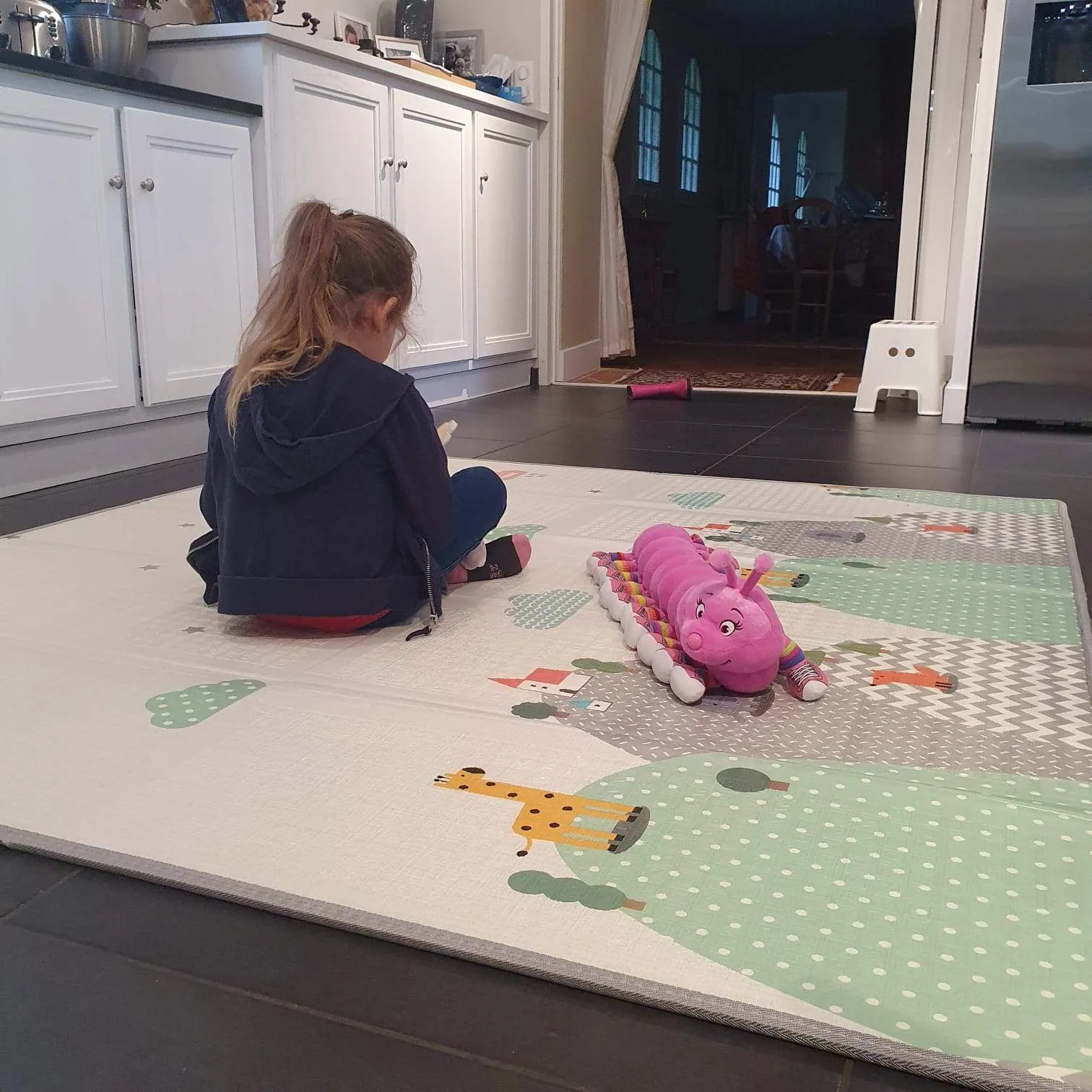 Bebe explorant librement sur son tapis