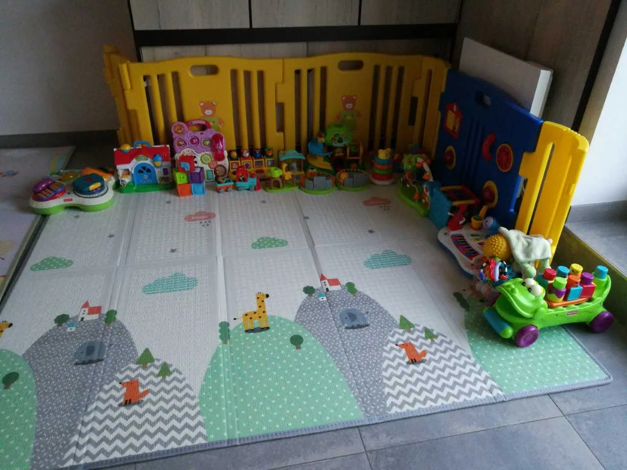 Bebe en securite sur le tapis amortissant