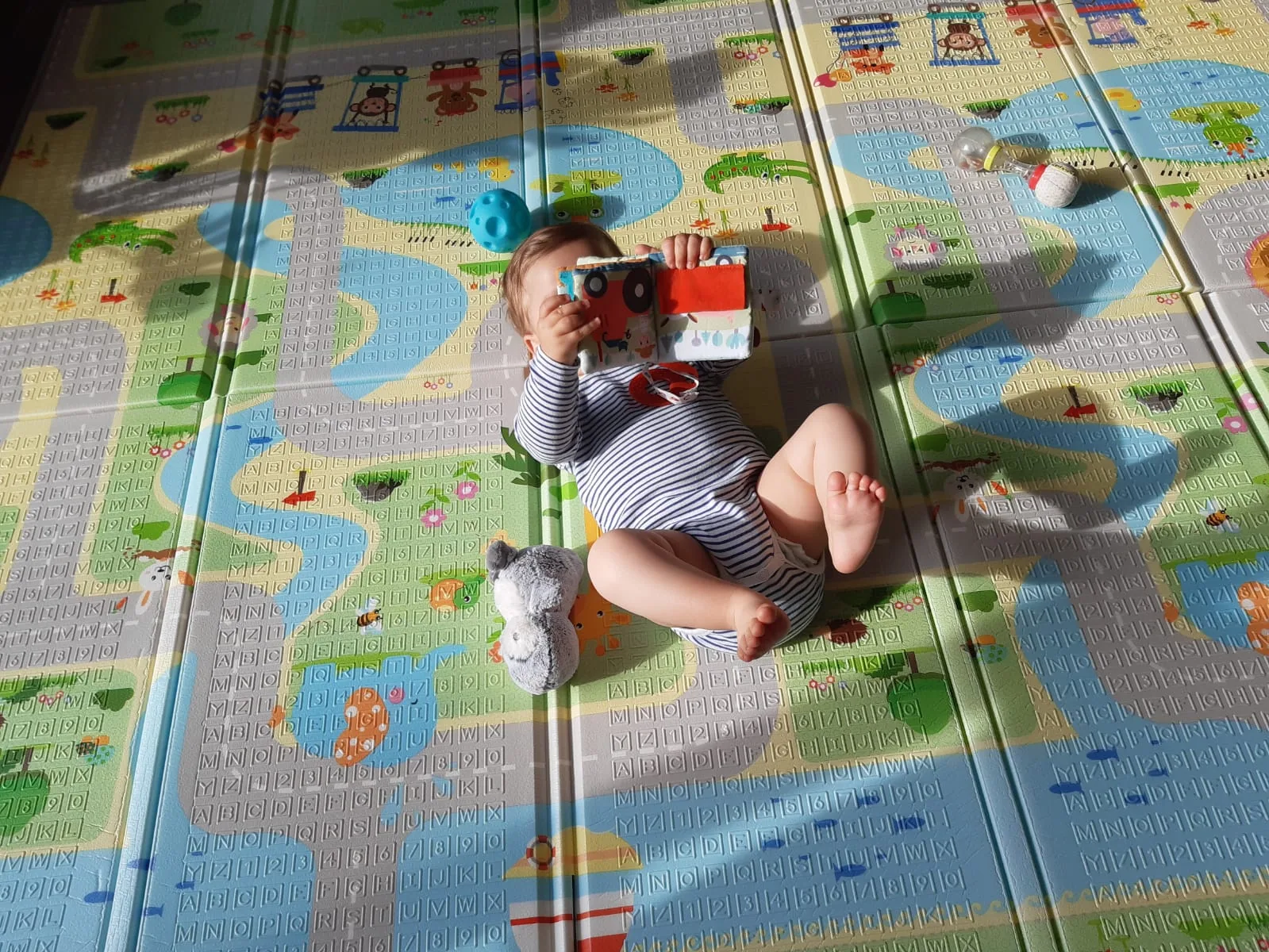 Bebe en motricite libre sur le tapis Montessori