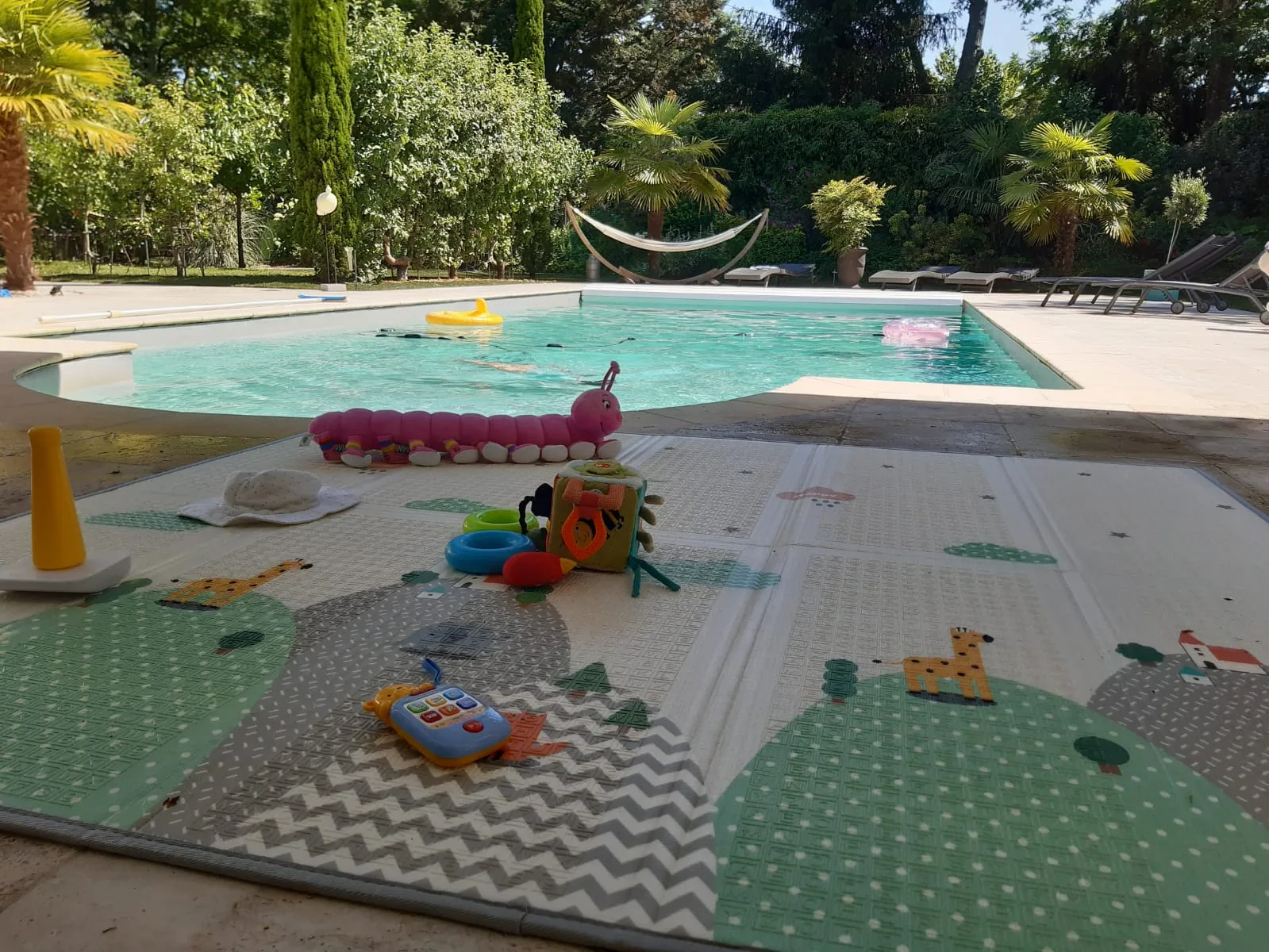 Bebe avec une balle de prehension sur son tapis